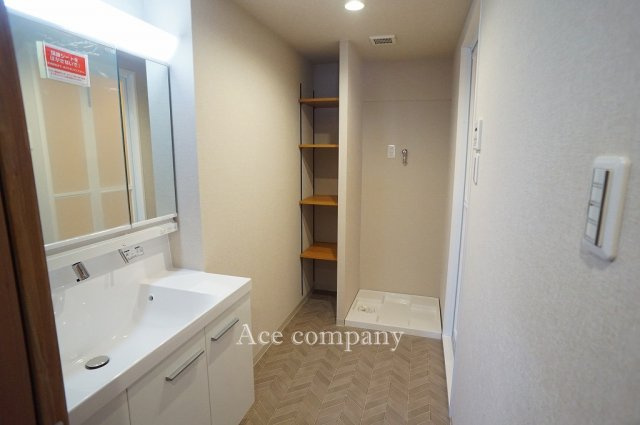 【ランドリースペース】 | ファミールハイツ八尾A棟 | 洗面台新調☆室内洗濯機置き場完備☆洗濯パンの横に収納棚完備です♪