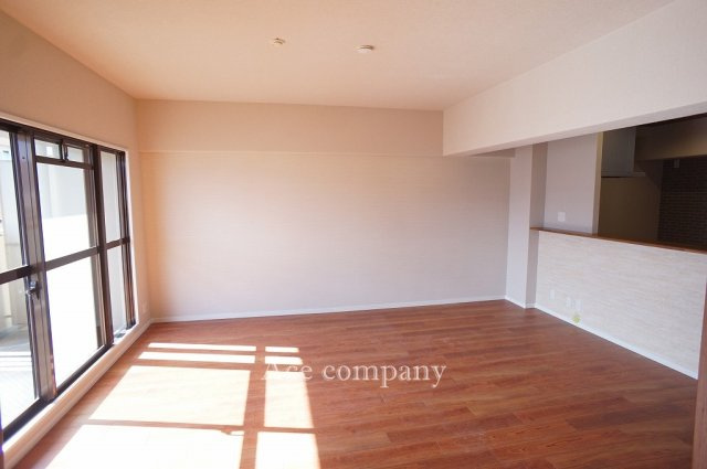 【居間・リビング】 | ファミールハイツ八尾A棟 | 【LDK：約16.8帖】南東からの採光で明るいリビングです☆