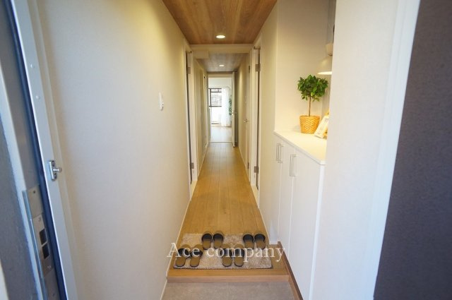 【玄関】 | ファミールハイツ八尾B棟 | 上部カウンターのシンプルなシューズボックス付きです♪