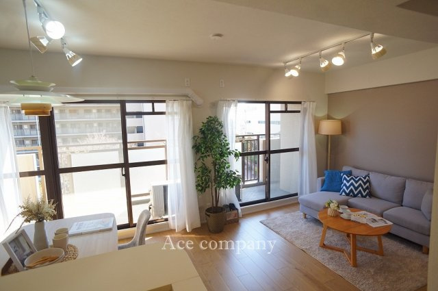 【居間・リビング】 | ファミールハイツ八尾B棟 | 【LDK：約14.1帖】レースカーテン付きです☆