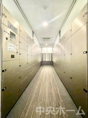 【設備】 | シティタワーズ豊洲ザ・シンボル | 【宅配ボックス】在宅時・不在時に関わらず、居住者の代わりに非対面で宅配物を受け取ってくれる便利な設備です。わかりやすくご説明致しますので見学時にはお部屋だけではなく共用部分もぜひチェックしてください。