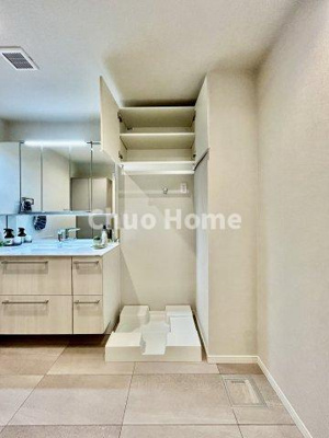 【ランドリースペース】 | シティタワーズ豊洲ザ・シンボル | 【ランドリースペース】担当者がスケールを持ち歩いておりますので、ご見学時には現在お使いの洗濯機などがきちんと収まるかなどもチェックして下さい。見学前に測っておくと非常に便利だと思います。