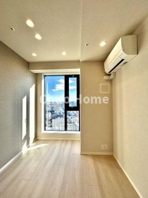 【寝室】 | シティタワーズ豊洲ザ・シンボル | 【寝室】心と体をゆったりと安らげる主寝室。寝室のゆとりが大きい分だけ、暮らしの安らぎは深まります。一日の疲れを癒すだけでなく、ご夫婦の親密な語らいを紡ぎ出します