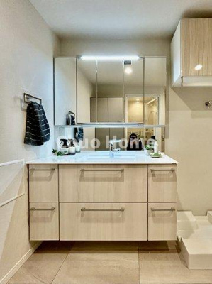 【独立洗面台】 | シティタワーズ豊洲ザ・シンボル | 【洗面化粧台】洗面化粧台には三面鏡を採用。身だしなみを整えやすい事はもちろんですが、鏡の後ろに収納スペースを設ける事により、散らかりやすい洗面スペースをすっきりさせる事が出来るのも嬉しいですね