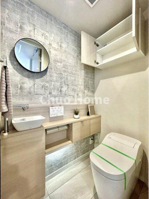 【トイレ】 | シティタワーズ豊洲ザ・シンボル | 【トイレ】 収納スペースをしっかりと確保した温水洗浄便座機能付きトイレ。温水洗浄便座は清潔にお使いいただくための大切なアイテムです。