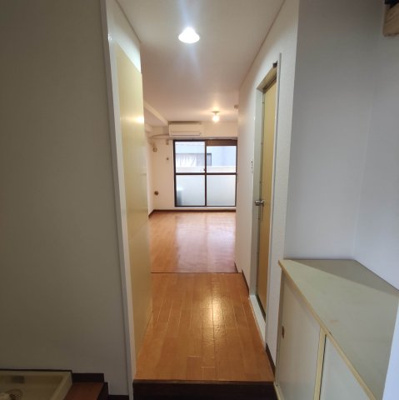 【玄関】 | ラブリハイツ伊勢佐木町 | リビングへのアプローチ