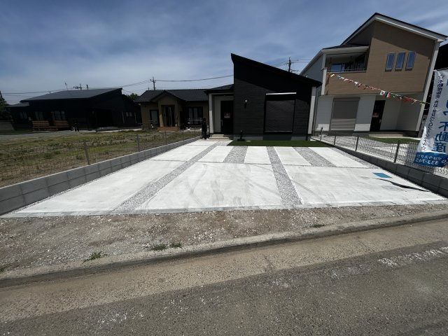 新築　高崎市下中居町2期　GRAFARE　3号棟の駐車場|現地写真　駐車スペースは並列2台分可能です！
