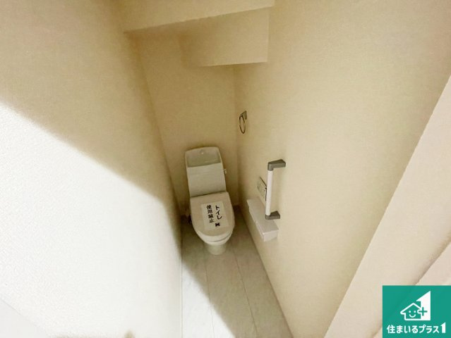 尼崎市常松　第3期　新築一戸建てのトイレ|1・2階の2ヶ所にあるので、朝の忙しい時間の順番待ちもなく、深夜の利用にも大変便利です。