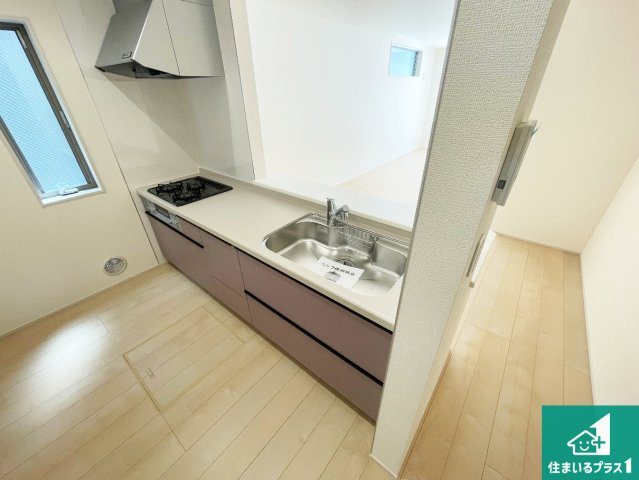 尼崎市常松　第3期　新築一戸建てのキッチン|リビングと統一感があり、使い勝手のいいキッチン。広々としているので、二人並んで作業が出来ちゃいます。お子様と一緒に色々なお料理に挑戦できるスペースがあります。