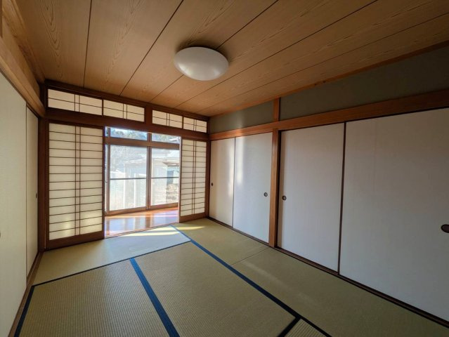 都窪郡早島町早島 中古住宅の和室|◆1階西側和室6畳の様子です。収納に便利な押入れ付きです。