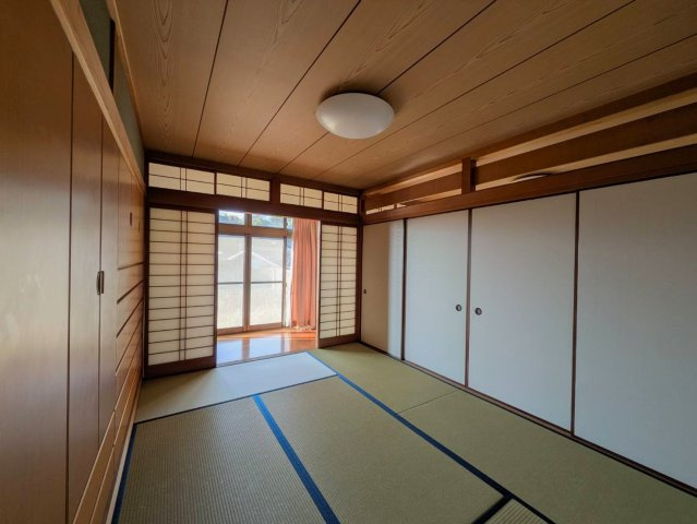 都窪郡早島町早島 中古住宅の和室|◆1階東側和室6畳の様子です。収納力抜群のクローゼット付き！