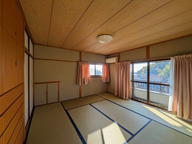 都窪郡早島町早島 中古住宅の和室|◆2階和室8畳の様子です。収納スペースもしっかりとございます。