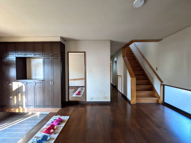 都窪郡早島町早島 中古住宅の玄関|◆玄関ホールの様子です。収納もしっかりあり玄関がすっきりまとまります。