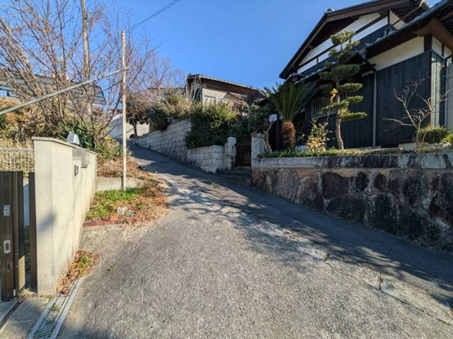 都窪郡早島町早島 中古住宅の前面道路含む現地写真|◆東側前面道路の幅員は約2.1ｍです。