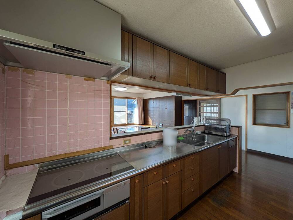 都窪郡早島町早島 中古住宅のキッチン|◆IHクッキングヒーター付きキッチンです。キッチンまわりに十分なスペースがございます。