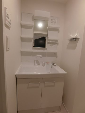 スカイコートソレア新丸子の独立洗面台|他のお部屋の参考写真となります。