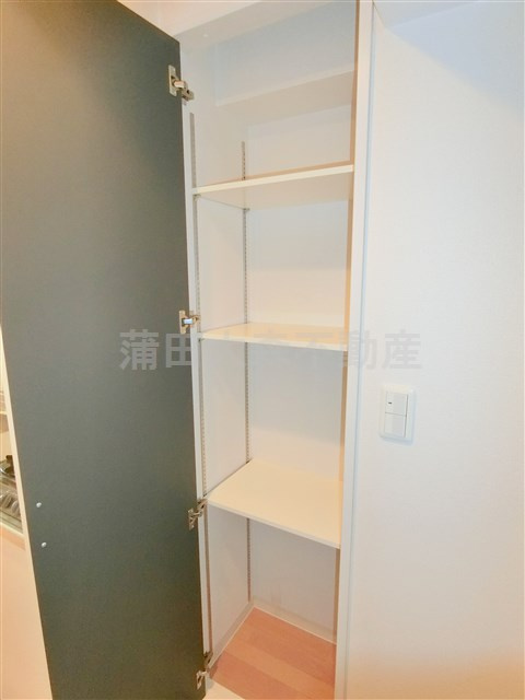 リヴァージュ大森の収納|キッチン横　棚収納