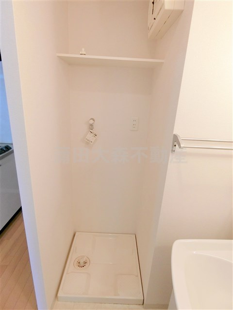 リヴァージュ大森の洗面所|棚付き洗濯機置き場