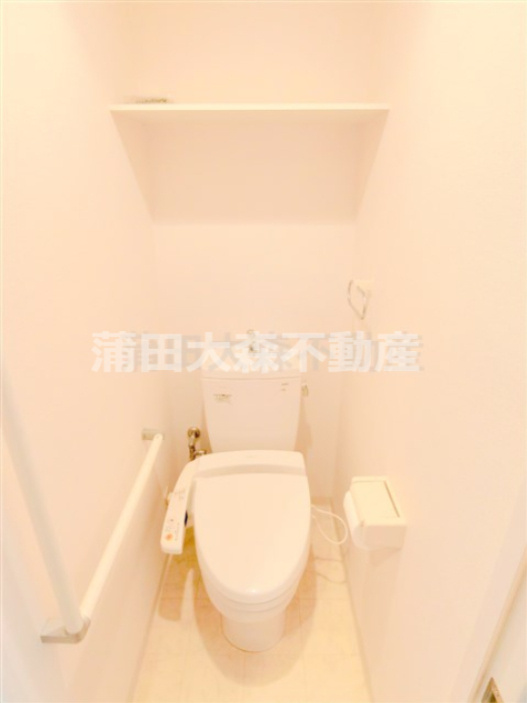 リヴァージュ大森のトイレ|棚と温水暖房便座付きのトイレ