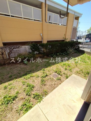 メゾンエトランゼの庭