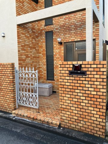 領家戸建のエントランス