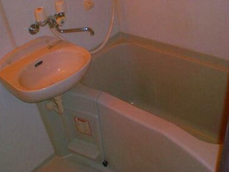 CRESTED　OHI（クレステッド　オオイ）の浴室