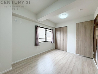 明るい色合いのフローリングとクロスを使用した洋室は家具やインテリアとも調和しやすく空間が広く感じられ開放感を生み出します。自然光を効果的に反射し、室内を明るく保つため、日中の照明使用を抑えられます。
