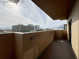 南向きバルコニーは日照が豊富で温暖な陽光を受けられ、植物の育成やリラックススペースとして活用可能です。洗濯物の乾燥が速く、快適な生活環境を提供。自然の光を取り込み、室内を明るくしてくれます。
