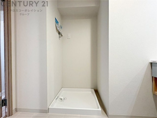 洗濯物の仕分け作業がしやすく、整理整頓が容易になります。洗濯音や湿気を他の部屋に持ち込まず、生活環境を快適に保ちます。上部を活用すれば収納スペースを確保でき洗剤や洗濯用品の整理もしやすくなります。