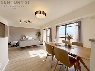 キッチン前のダイニングスペース　カウンターキッチンから料理の受け渡し等に便利です。ダイニングセットを置いても十分な広さを確保。
