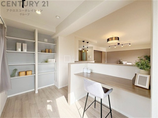 家族とコミュニケーションをとりながら仕事や勉強ができるワーキングスペース。