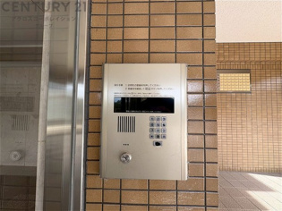 オートロック式エントランスは他の住民や外部の人間が簡単に出入りできないため、個々の住戸が安全に保たれます。同時に、訪問者が来訪する場合にはインターホン等で確認することができ、不要な来客を遮断できます。