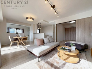 リビングダイニングは家族や友人とのコミュニケーションを楽しむ場所でくつろぎながら食事や会話を楽しめ、多目的に利用できリラックスできる空間です。家庭内の中心として機能し、快適な生活をサポートします。