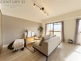 南向きの居間リビングは、豊かな自然光が差し込み一日中明るく快適。開放感と温もりに包まれる心地よい空間です。
