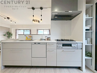 シンプルなデザインと使いやすさを兼ね備えた対面式システムキッチンは、効率的な作業スペースを提供し、家族やゲストとのコミュニケーションを促進します。
