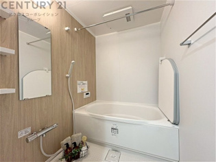 ユニットバスは省スペースでありながら、シンプルな設計と使いやすさを備え、簡便なメンテナンスが可能です。またミラー・小物置き場もあり便利です。
