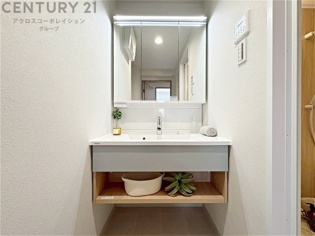 化粧品や洗顔料、歯ブラシなどの必需品をまとめて置ける収納スペースがあり、使用するたびに取り出す手間が省けます。また、水回りのため、濡れても大丈夫な素材が使用されており、お手入れが簡単です。
