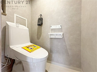 温水洗浄便座付トイレは温水洗浄機能により、暖かい水でおしりを洗浄することができ、冷たい水を使う従来の便座に比べ、温水洗浄機能で暖かいトイレを提供し、快適な使用を可能にします。
