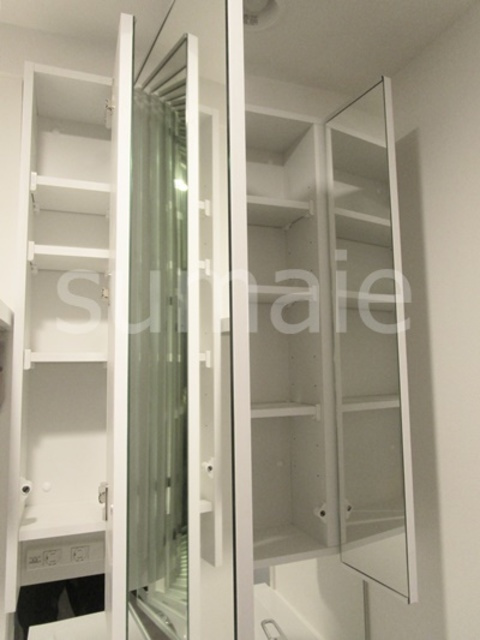 アイル王子ノルドの収納|3面鏡の収納スペースです♪