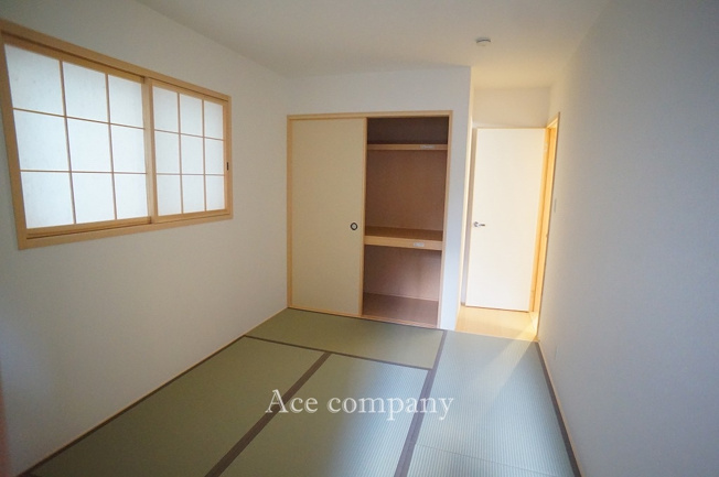 【内装】 | 東大阪市鴻池町1丁目　【2号棟/全2棟】 | 【1階：納戸（和室）6.5帖】押し入れ完備です♪