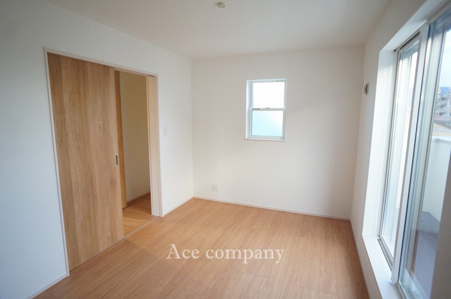 【子供部屋】 | 東大阪市鴻池町1丁目　【2号棟/全2棟】 | 【3階：洋室6帖】バルコニーに面したお部屋です☆