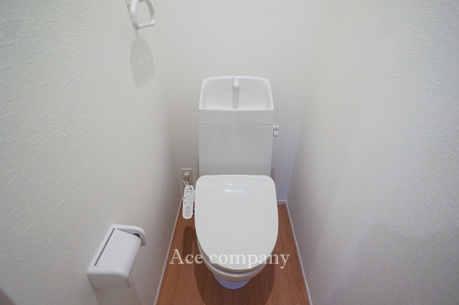 【トイレ】 | 東大阪市鴻池町1丁目　【1号棟/全2棟】 | トイレは1階と2階の各階に完備☆ともに同仕様のシャワートイレです☆