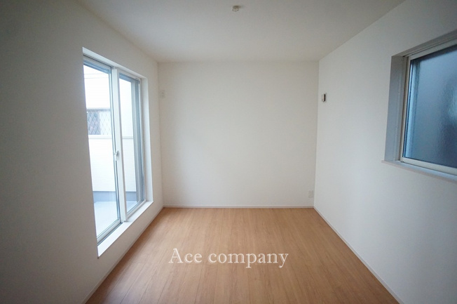 【寝室】 | 東大阪市鴻池町1丁目　【1号棟/全2棟】 | 【2階：洋室6.7帖】バルコニーに面したお部屋です☆