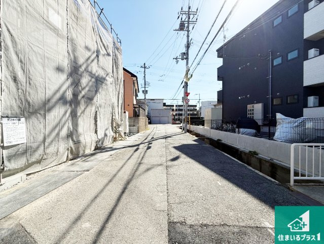 泉佐野市鶴原　第8期　新築一戸建ての前面道路含む現地写真|周辺は落ち着いた街並みの住宅地！子育てがしやすい住環境です！まだ未完成ですが、現地でしかわからない事もございます。是非一度ご覧ください。