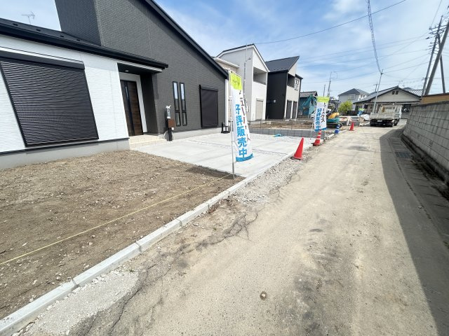 新築　佐波郡玉村町藤川　GRAFARE　1号棟の前面道路含む現地写真|現地写真　南側接道幅員約3.2ｍ	