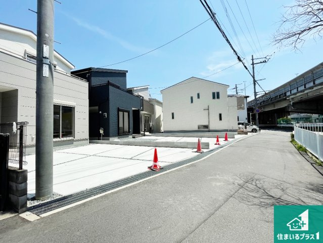 29日(土)30日(日)現地ご見学可能！　尼崎市常松　全4邸の前面道路含む現地写真|周辺は閑静な住宅街！前面道路広々で車の出し入れも便利です。駐車が苦手な方でも安心して車庫入れできます！