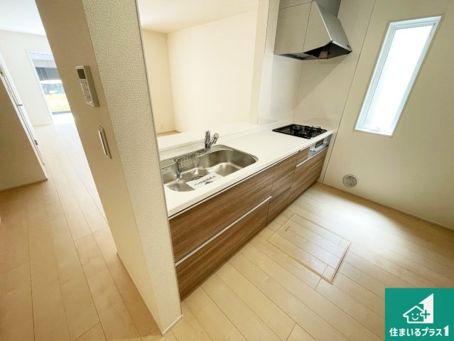 ■尼崎市常松　第3期　新築一戸建てのキッチン|リビングと統一感があり、使い勝手のいいキッチン。広々としているので、二人並んで作業が出来ちゃいます。お子様と一緒に色々なお料理に挑戦できるスペースがあります。