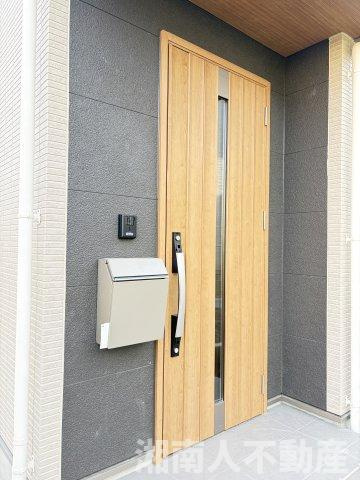 逗子市桜山５丁目８－１２新築戸建ての玄関|ゆったりとした玄関です