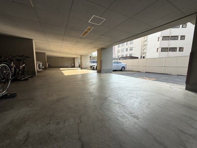 ラヴェニールの駐車場