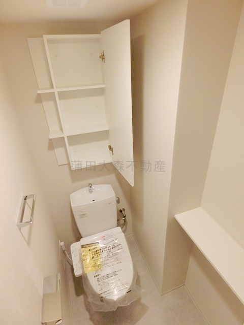 ブランシエスタ西馬込のトイレ|吊り棚と温水洗浄便座付きトイレ